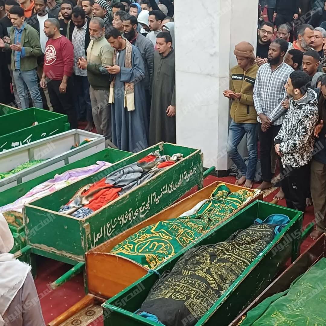 صلاة الجنازة على 12 سوداني في مسجد البقلي في أسيوط بعد إنهاء إجراءات الدفن