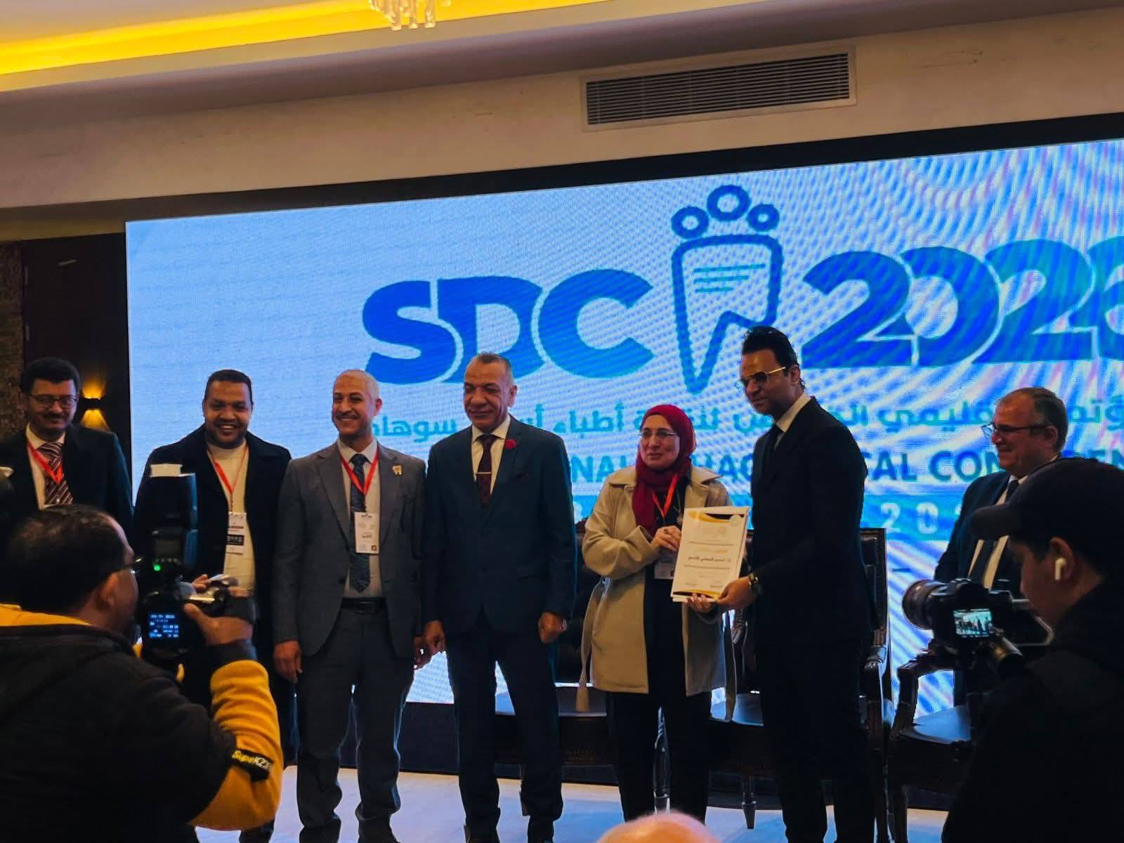 تكريم الدكتورة تيسير قبيصي "طبيبة مثالية" في المؤتمر العلمي لطب الأسنان بسوهاج