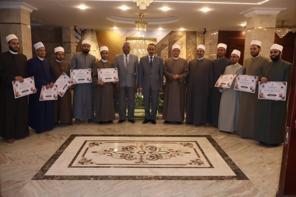 محافظ سوهاج يكرم الأئمة الفائزين